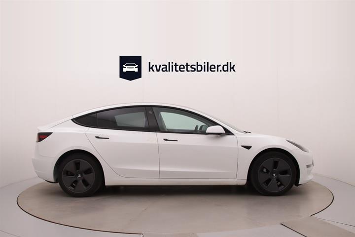 Hvid Tesla Model 3 fra 2023
