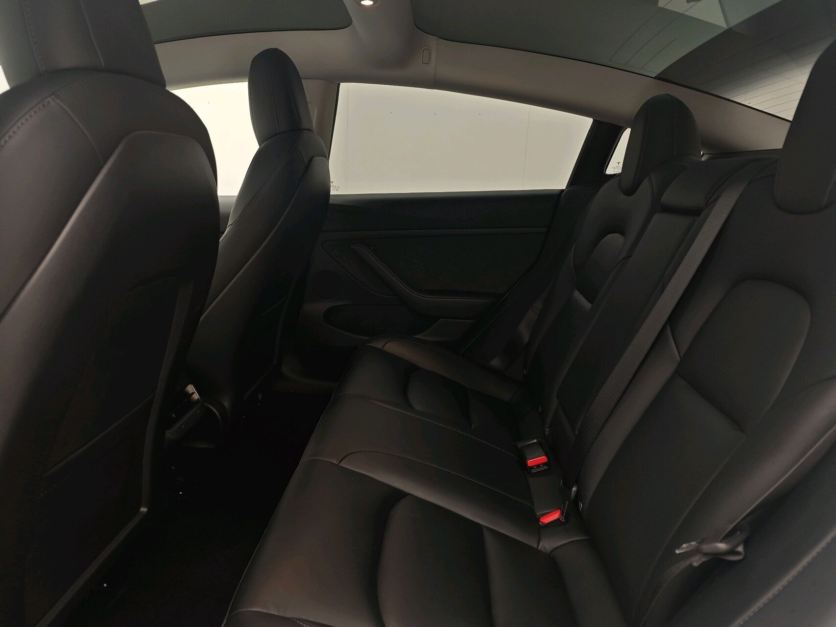 Hvid Tesla Model 3 fra 2023