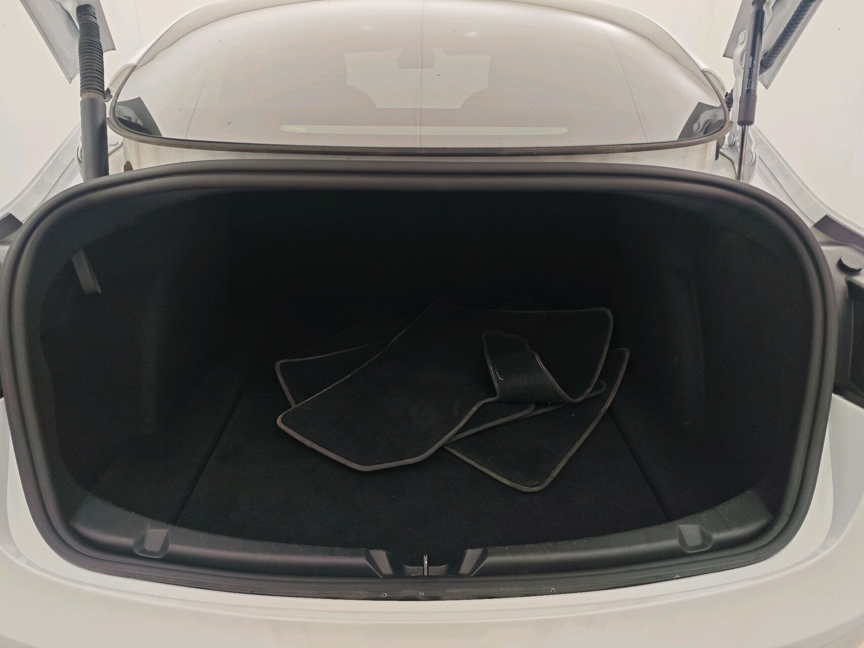 Hvid Tesla Model 3 fra 2023