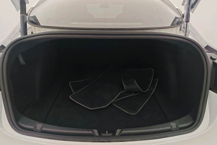 Hvid Tesla Model 3 fra 2023