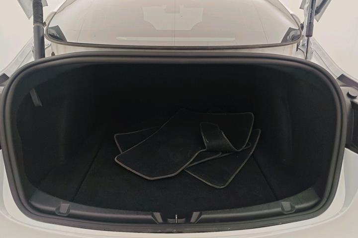 Hvid Tesla Model 3 fra 2023