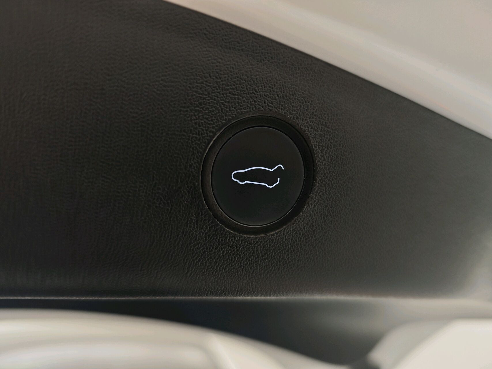 Hvid Tesla Model 3 fra 2023