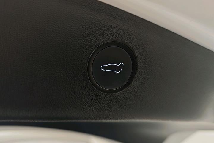 Hvid Tesla Model 3 fra 2023