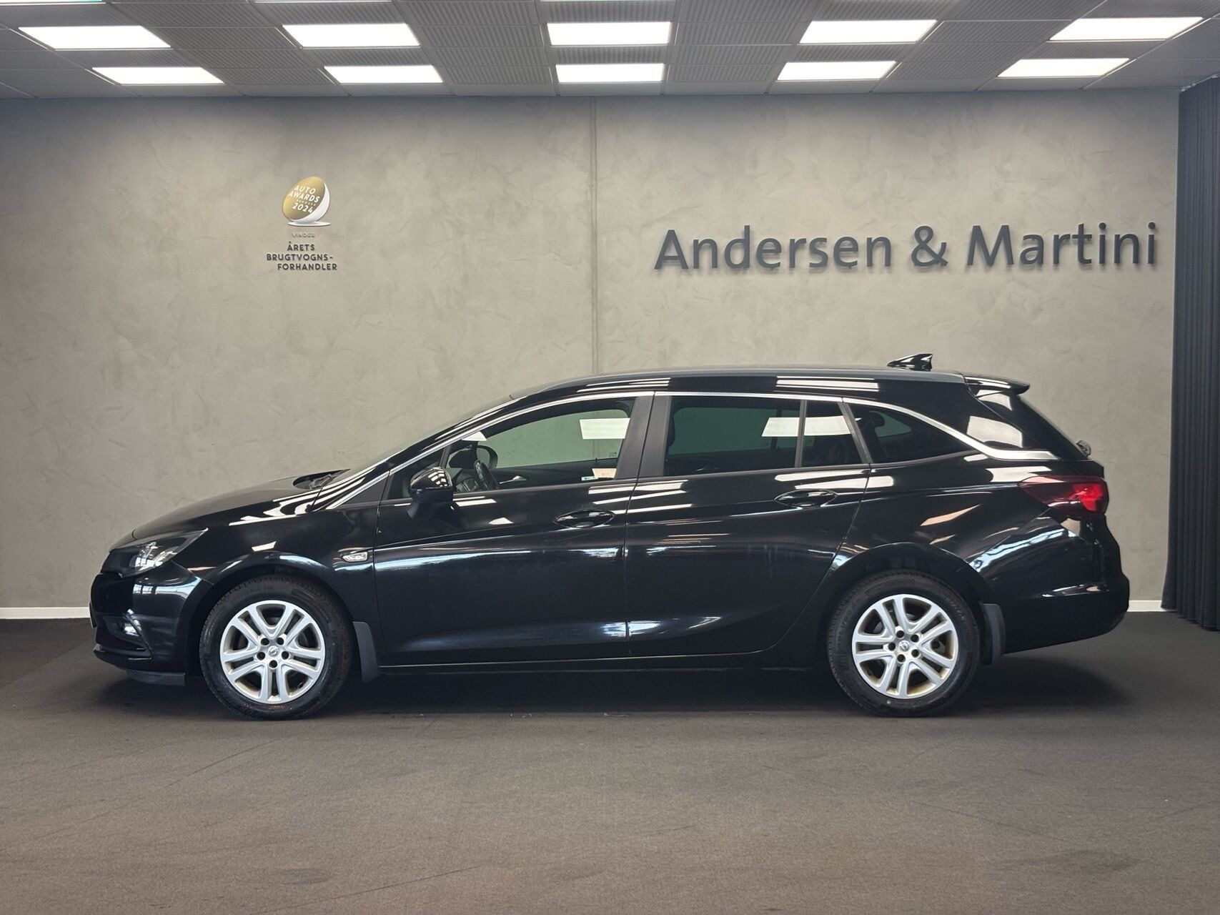 Sort Opel Astra fra 2016