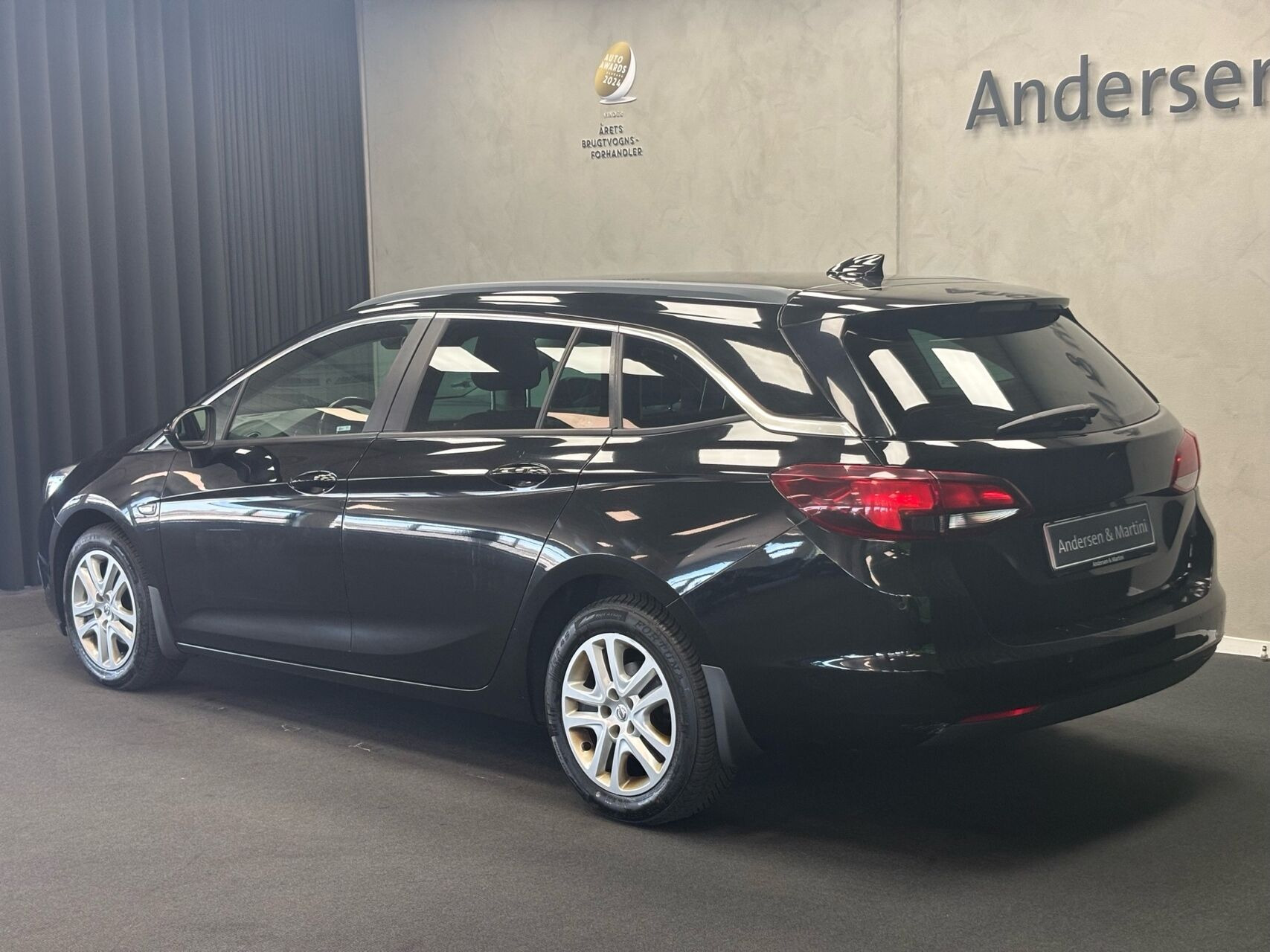 Sort Opel Astra fra 2016