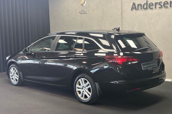 Sort Opel Astra fra 2016