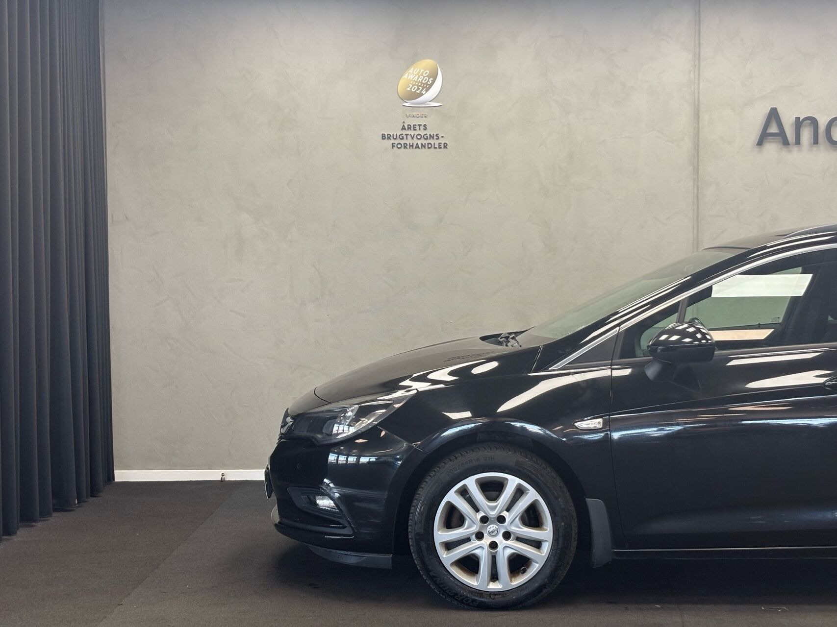 Sort Opel Astra fra 2016