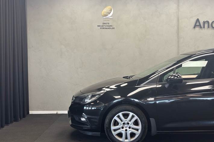 Sort Opel Astra fra 2016
