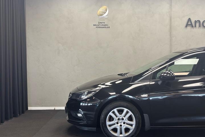 Sort Opel Astra fra 2016