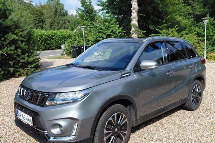 Grå Suzuki Vitara fra 2021 set udefra