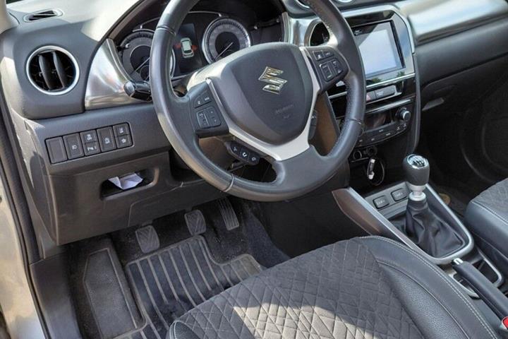Grå Suzuki Vitara fra 2021