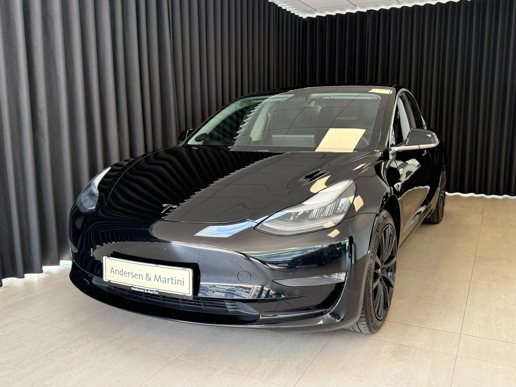 Sort Tesla Model 3 fra 2019