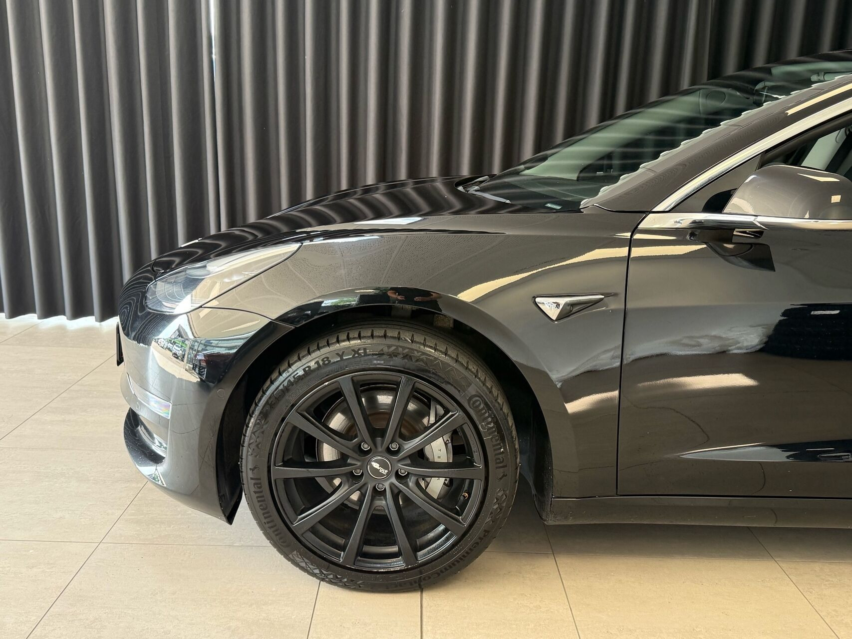 Sort Tesla Model 3 fra 2019