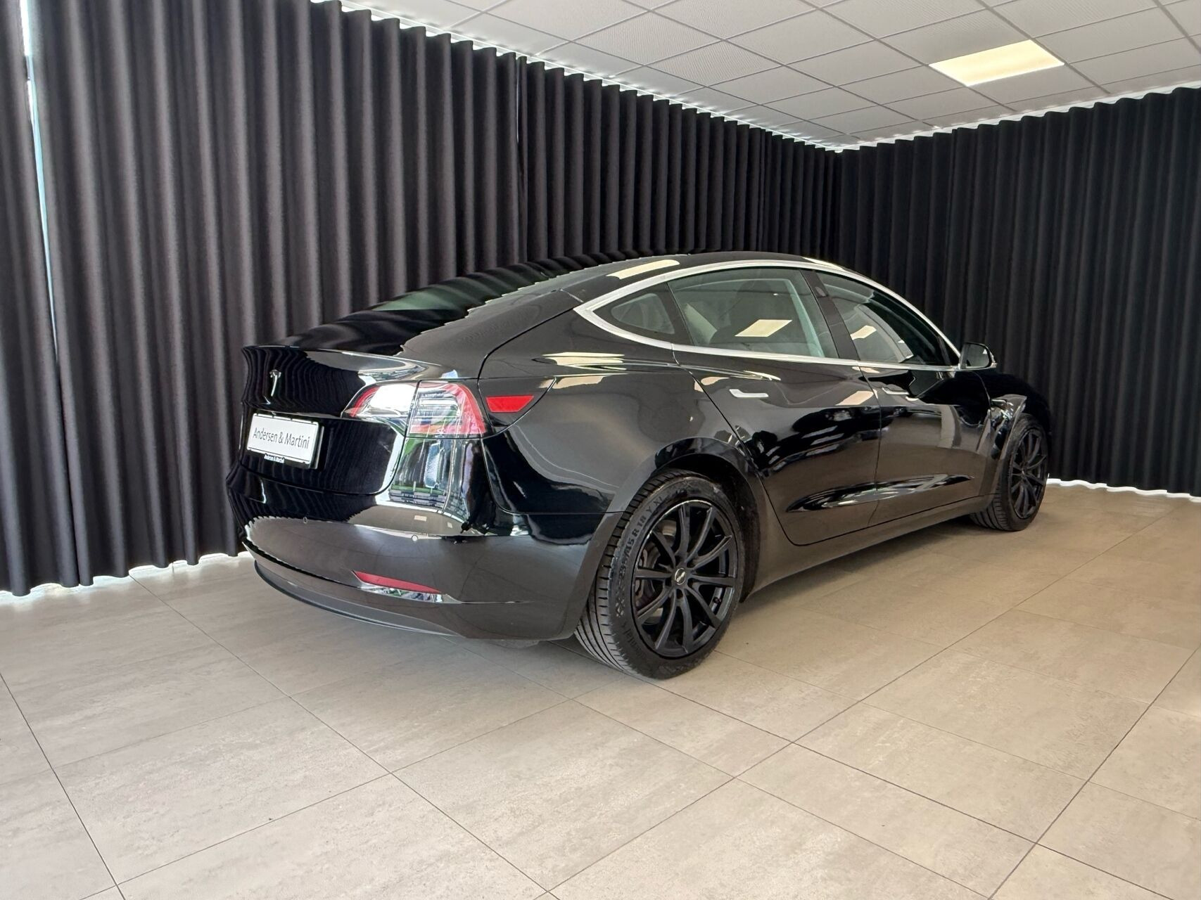 Sort Tesla Model 3 fra 2019