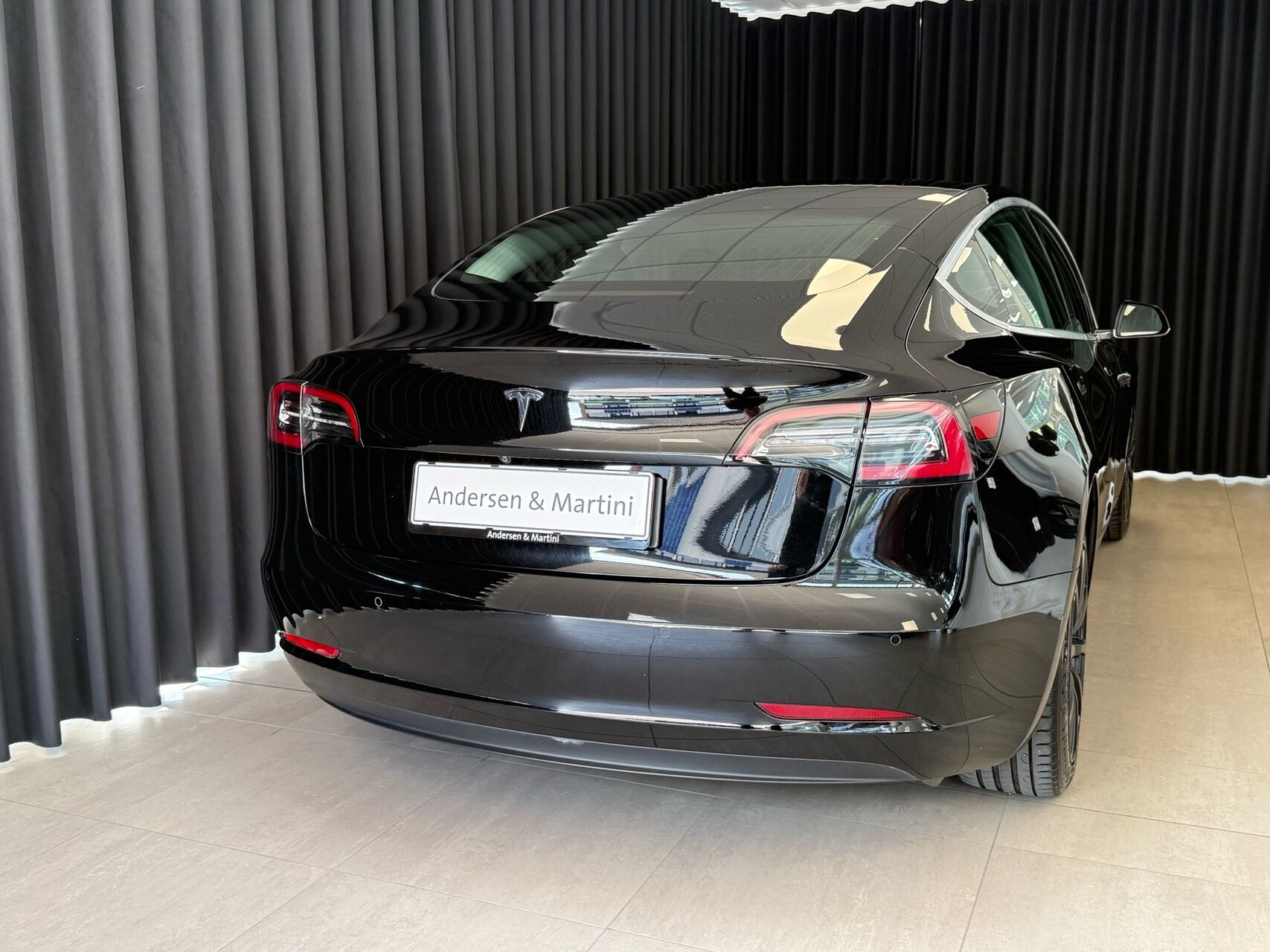 Sort Tesla Model 3 fra 2019