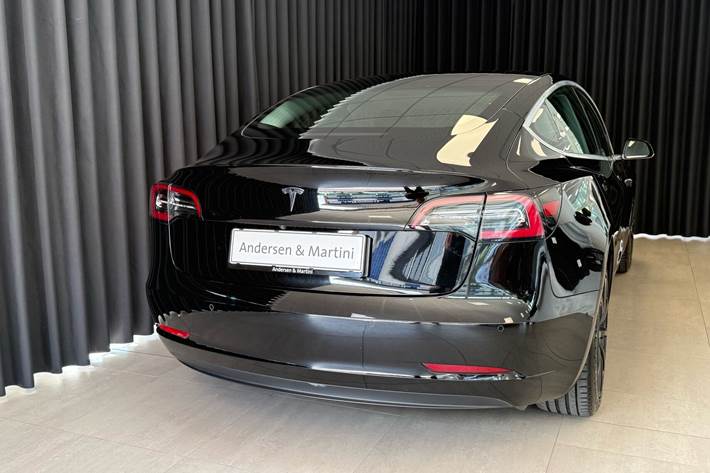 Sort Tesla Model 3 fra 2019