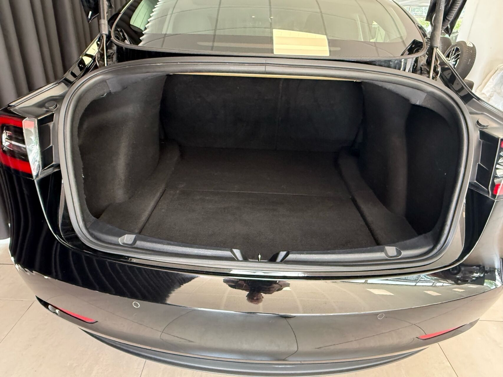 Sort Tesla Model 3 fra 2019