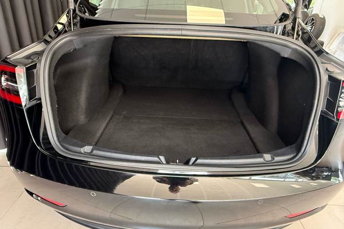 Sort Tesla Model 3 fra 2019