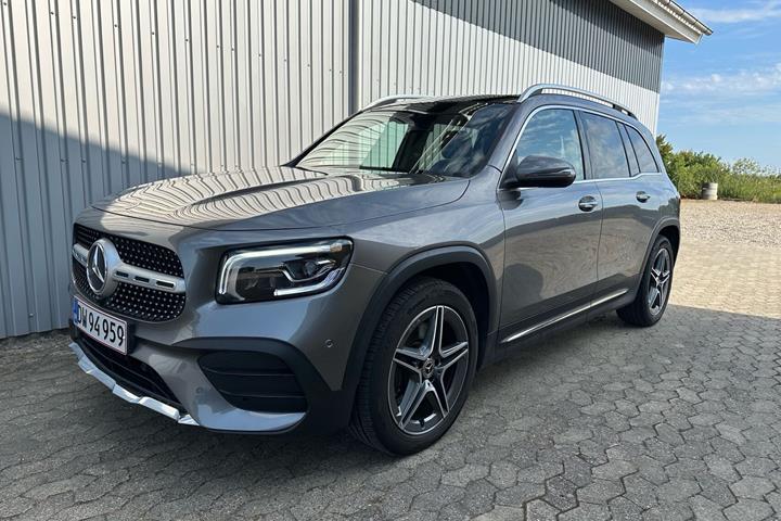 Grå Mercedes GLB220 d fra 2022 set udefra
