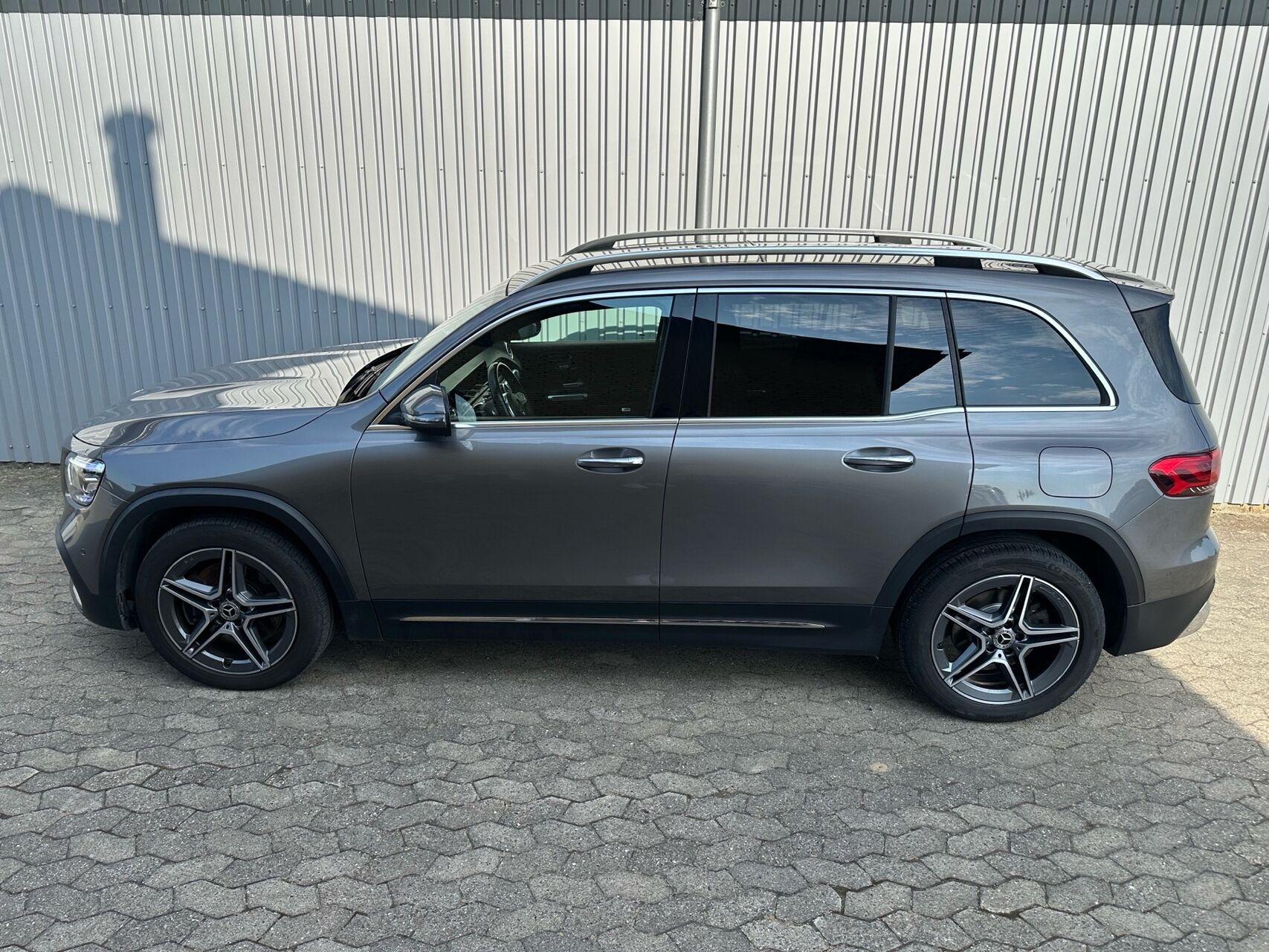 Grå Mercedes GLB220 d fra 2022