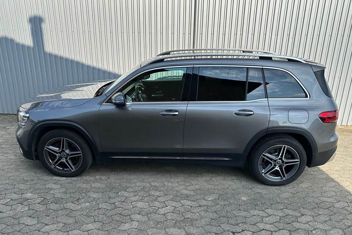 Grå Mercedes GLB220 d fra 2022