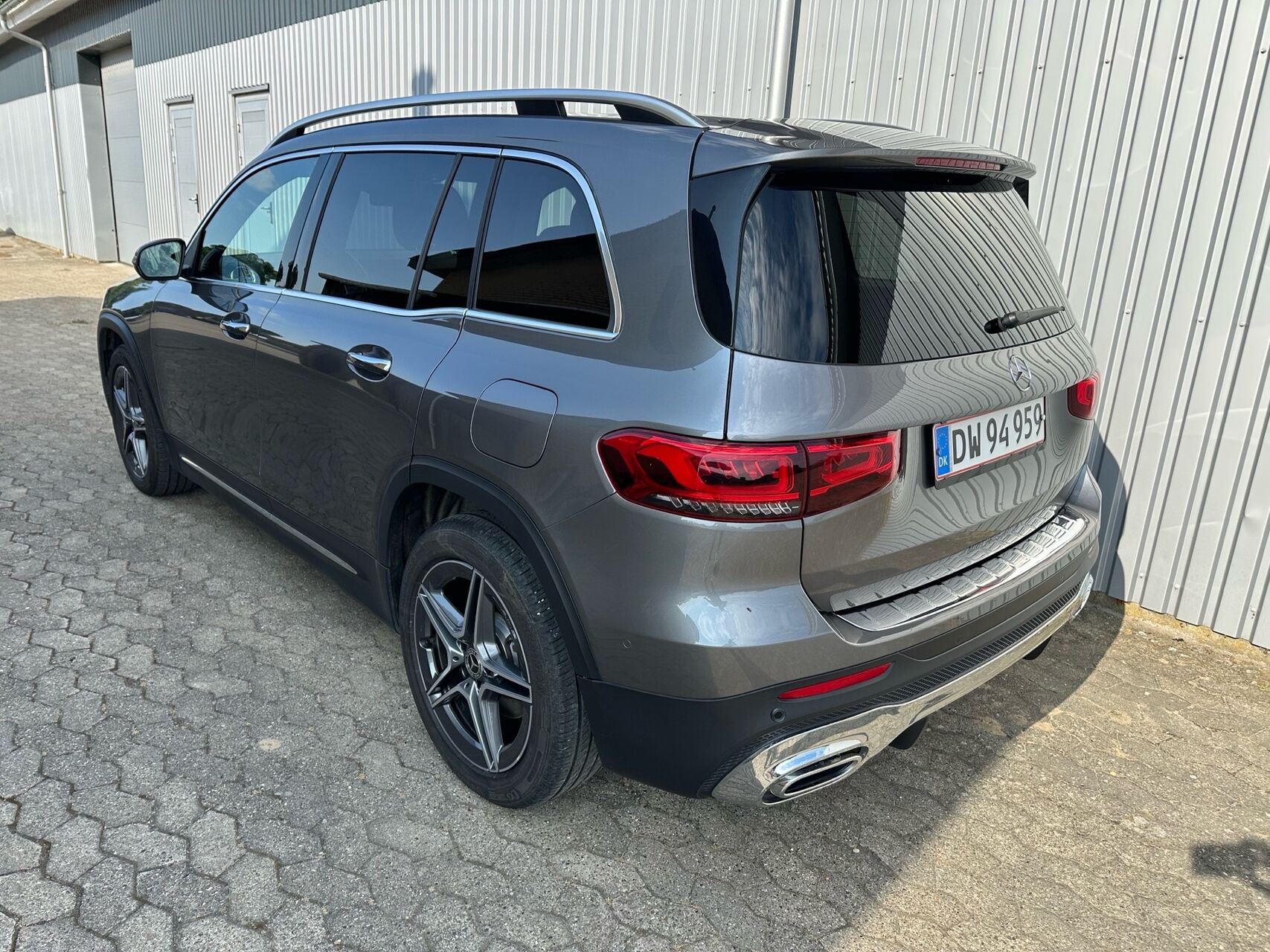Grå Mercedes GLB220 d fra 2022