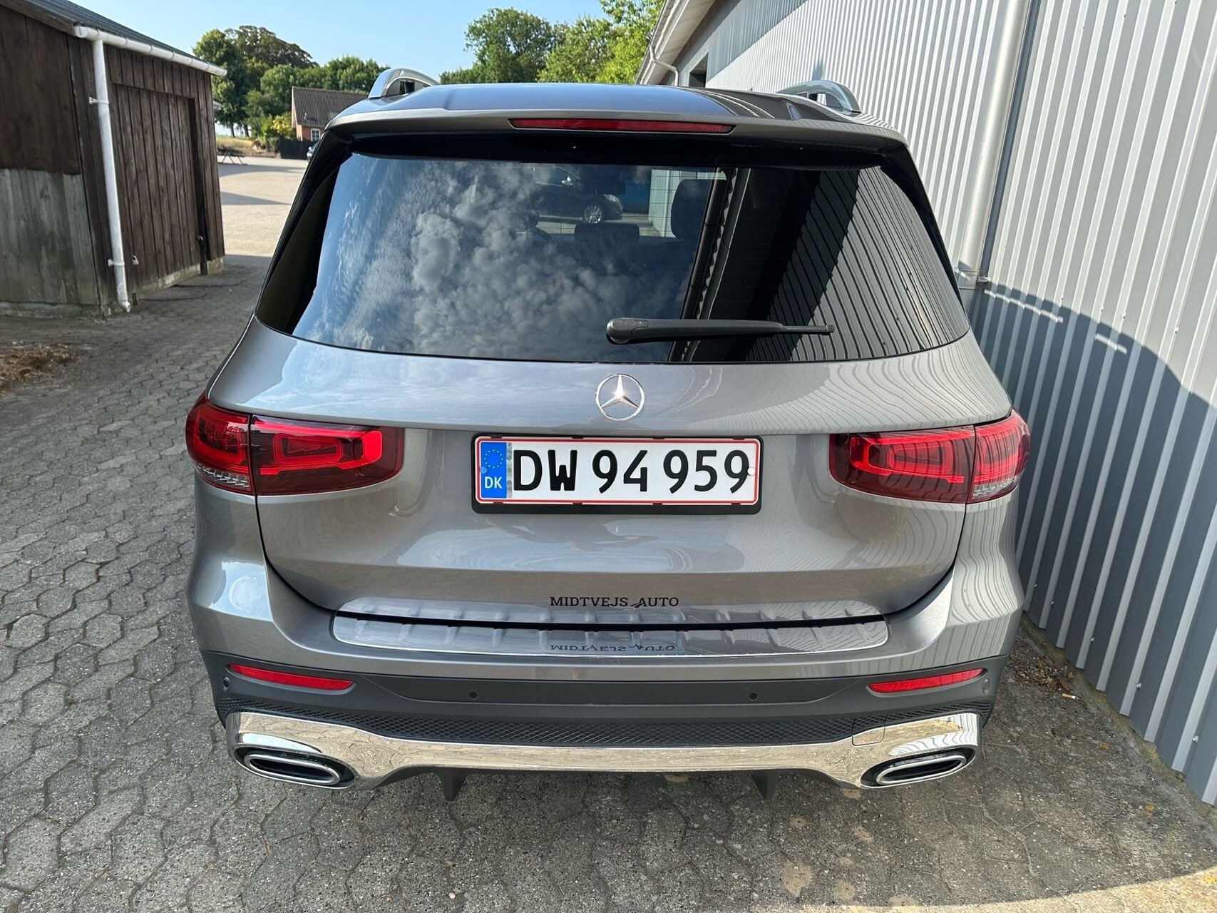 Grå Mercedes GLB220 d fra 2022