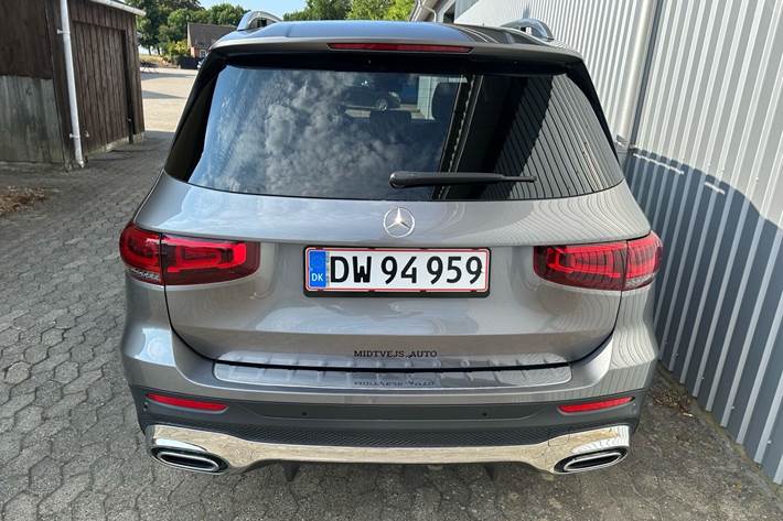 Grå Mercedes GLB220 d fra 2022