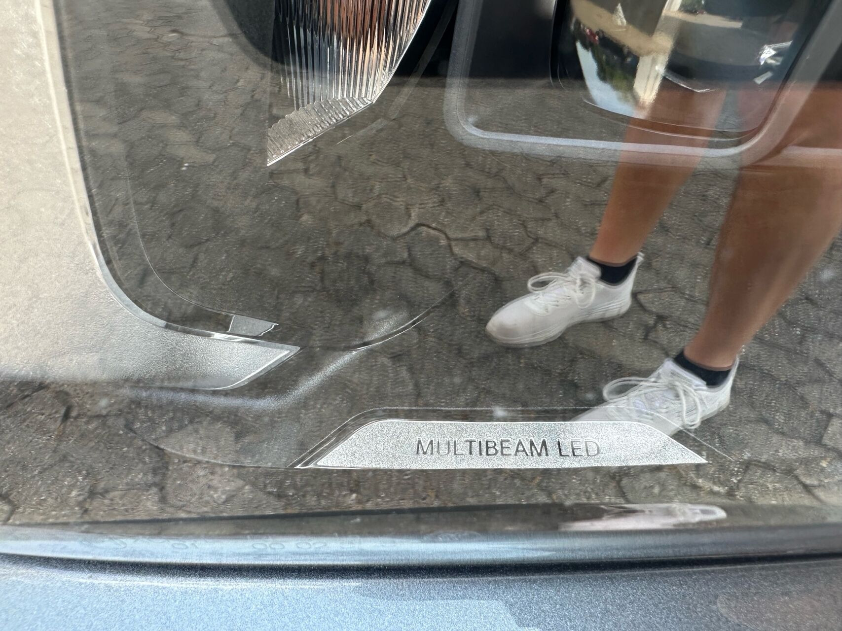 Grå Mercedes GLB220 d fra 2022