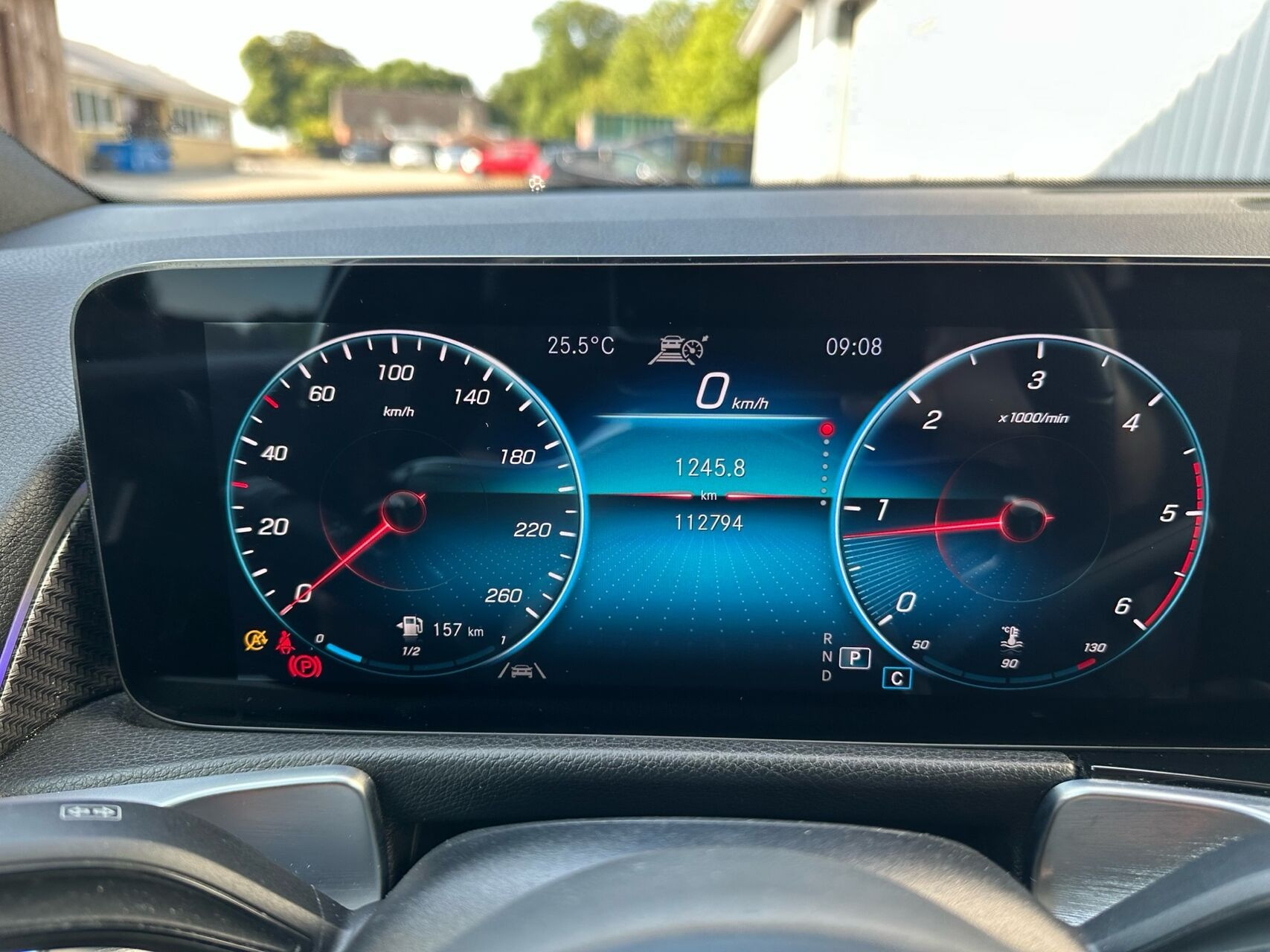 Grå Mercedes GLB220 d fra 2022