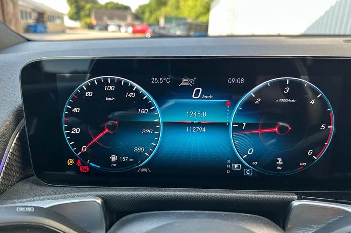 Grå Mercedes GLB220 d fra 2022
