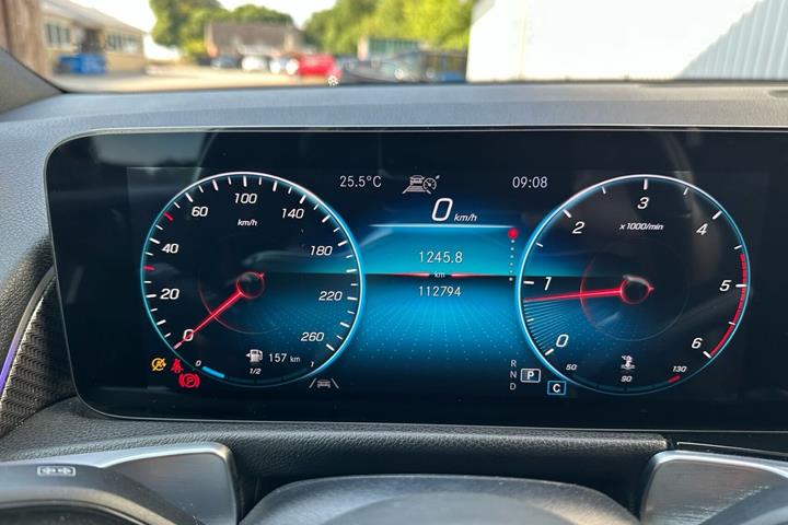 Grå Mercedes GLB220 d fra 2022