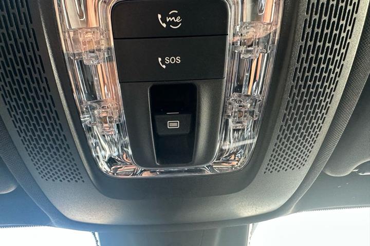Grå Mercedes GLB220 d fra 2022