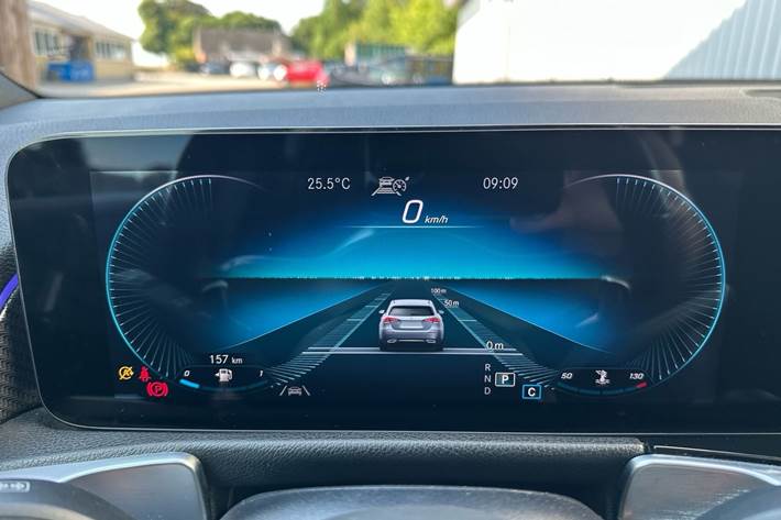 Grå Mercedes GLB220 d fra 2022