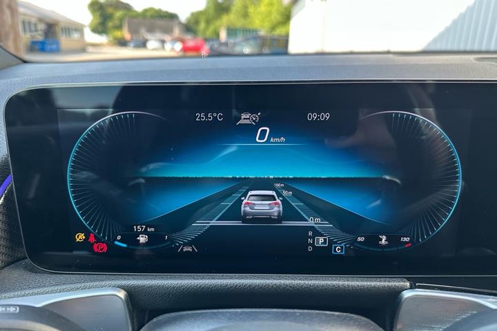 Grå Mercedes GLB220 d fra 2022