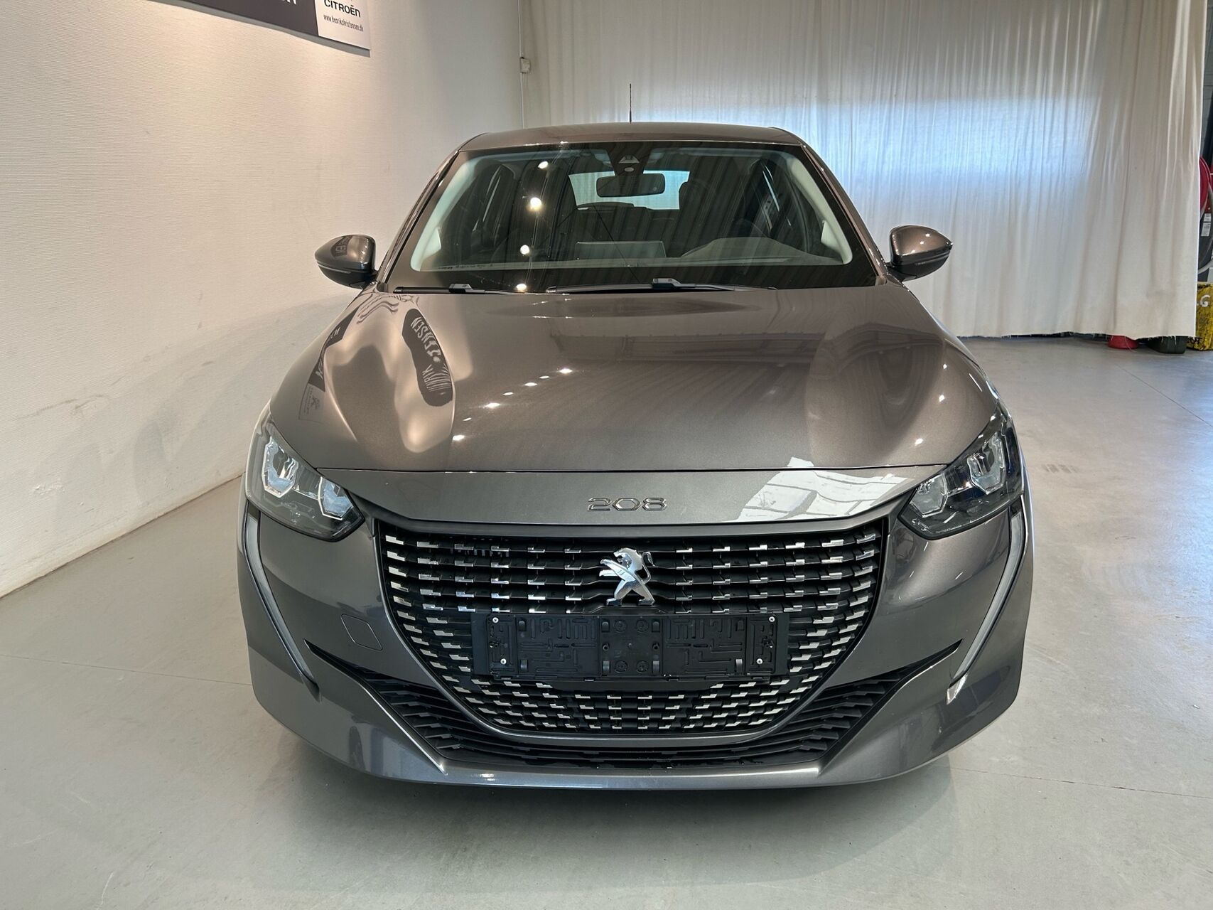 Grå Peugeot 208 fra 2020