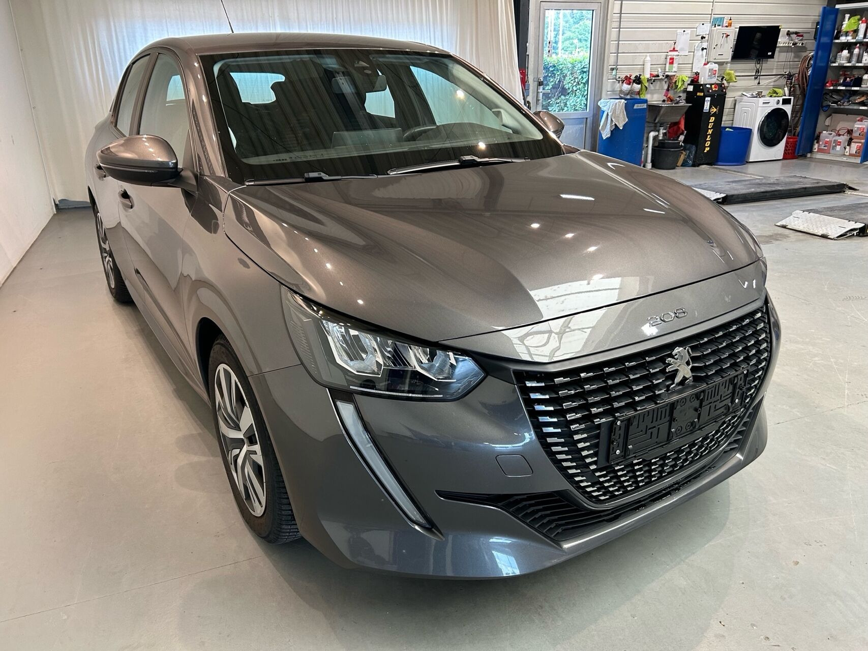 Grå Peugeot 208 fra 2020