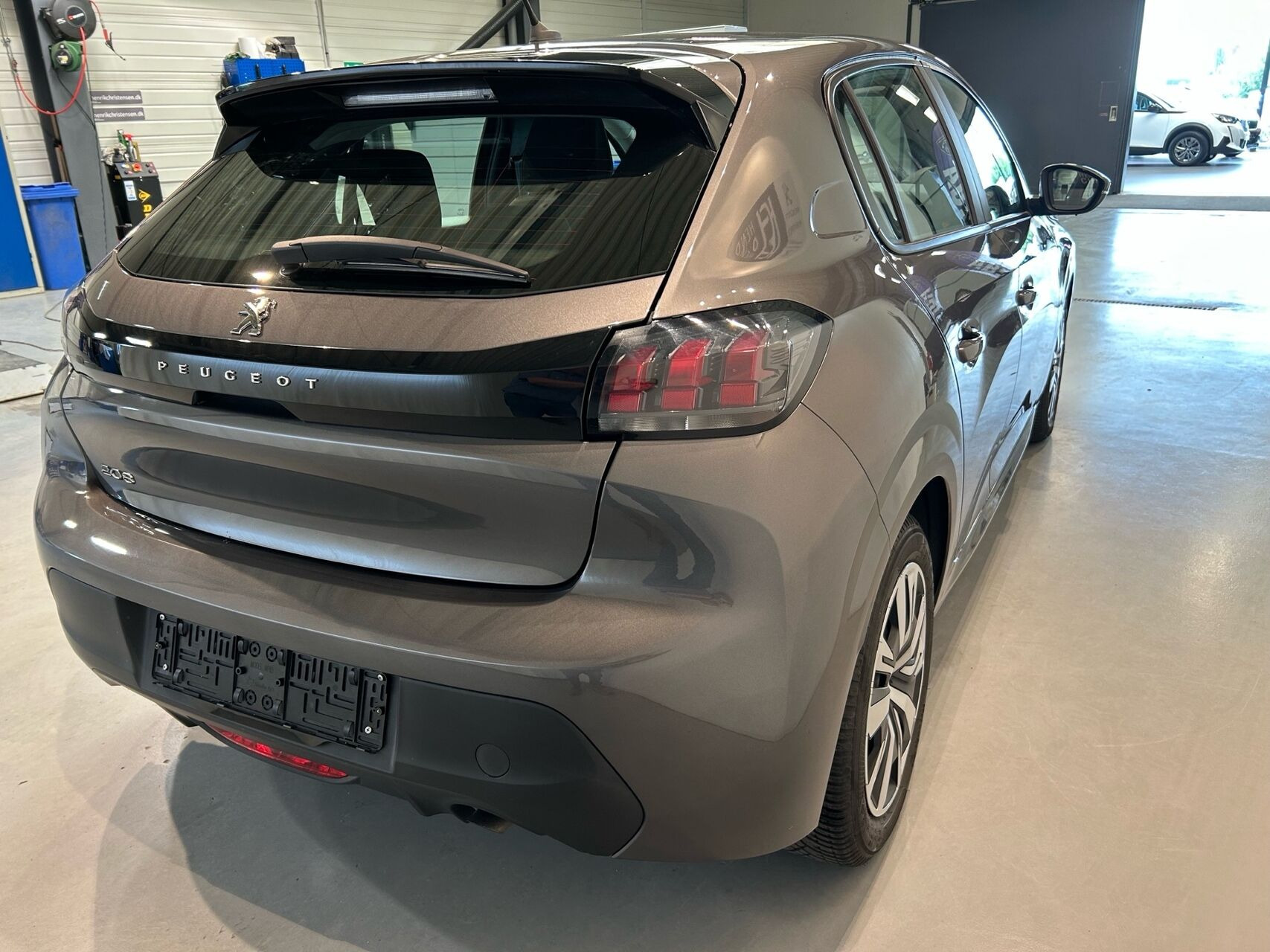 Grå Peugeot 208 fra 2020
