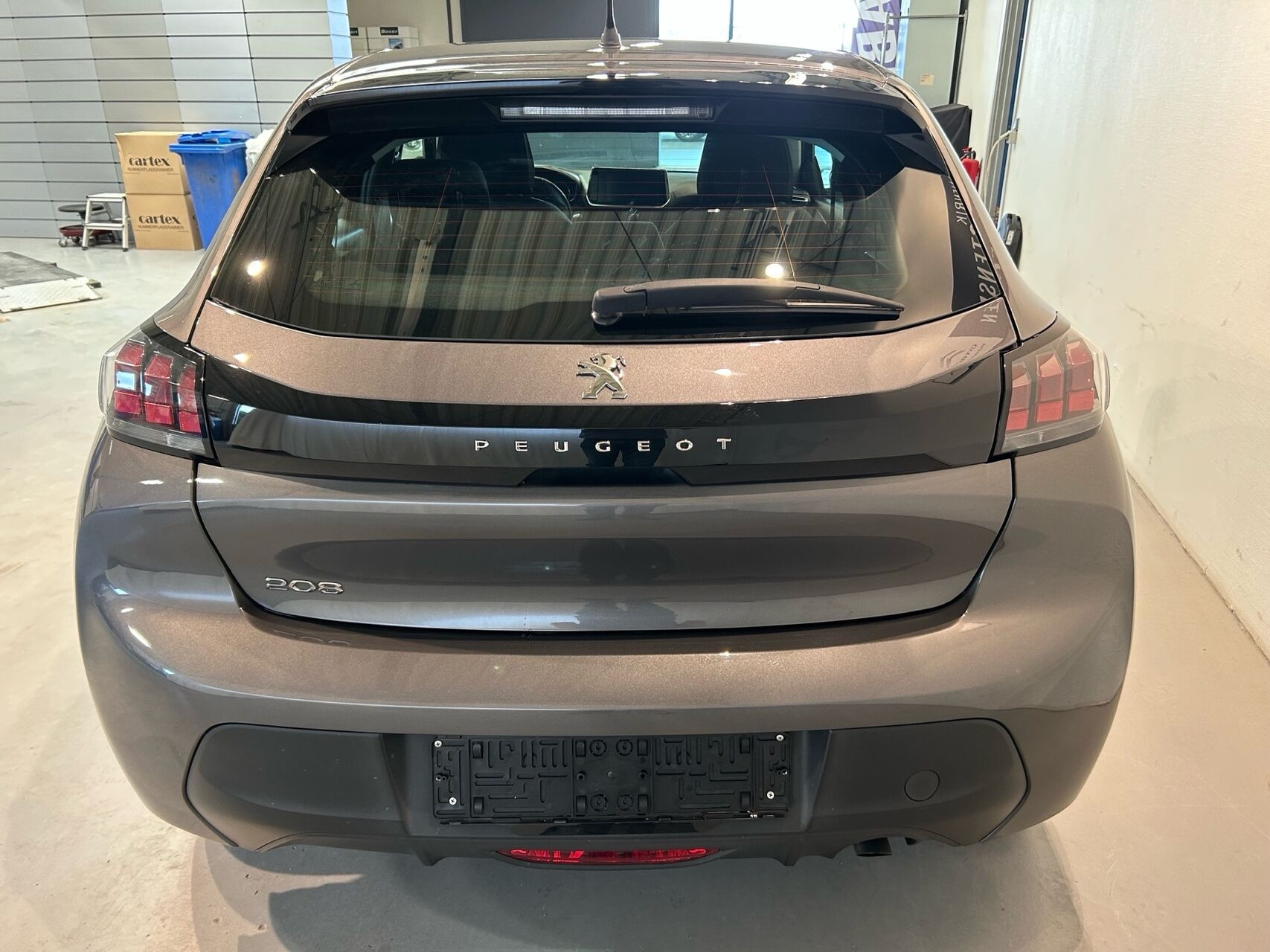 Grå Peugeot 208 fra 2020