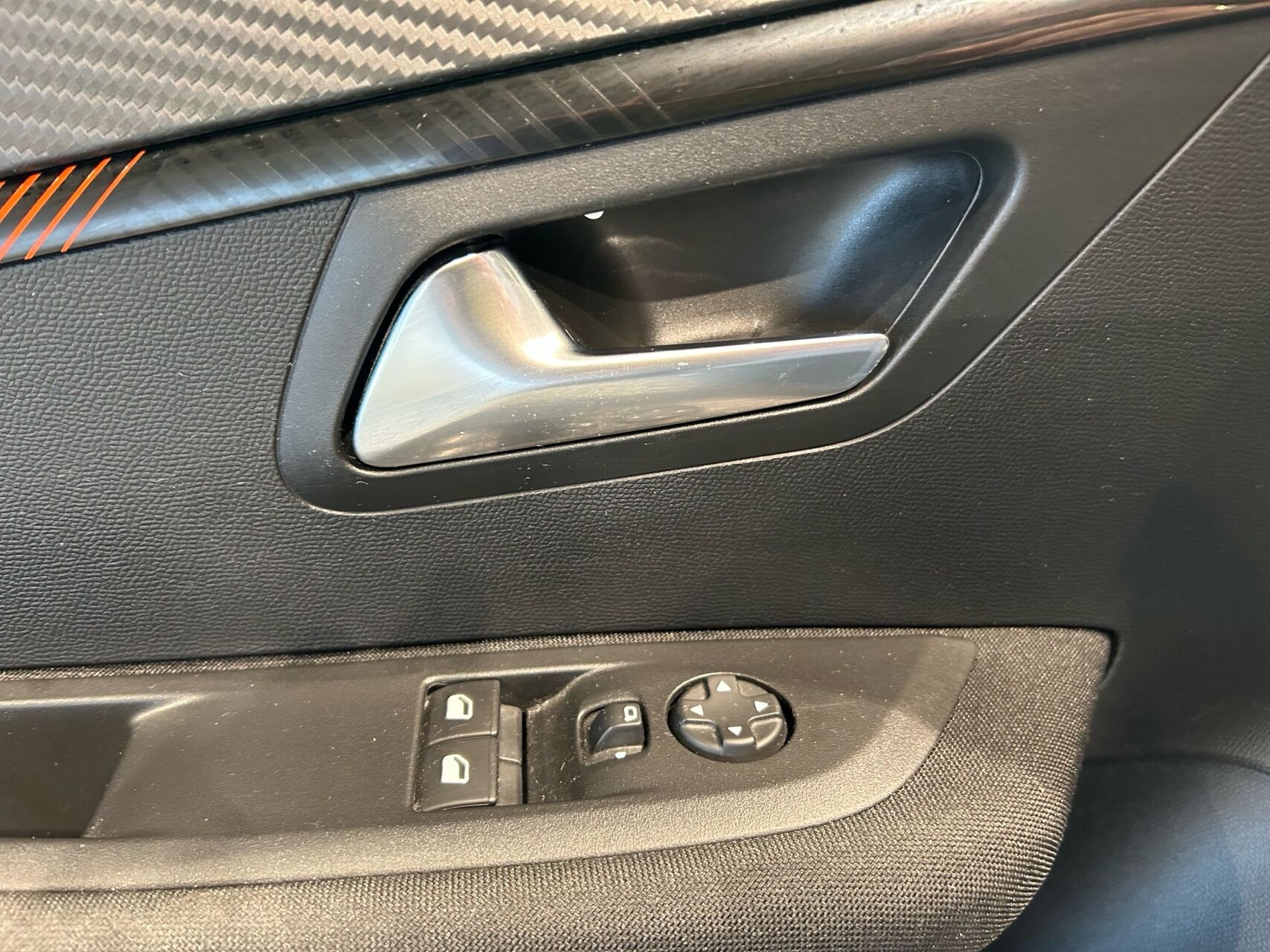 Grå Peugeot 208 fra 2020