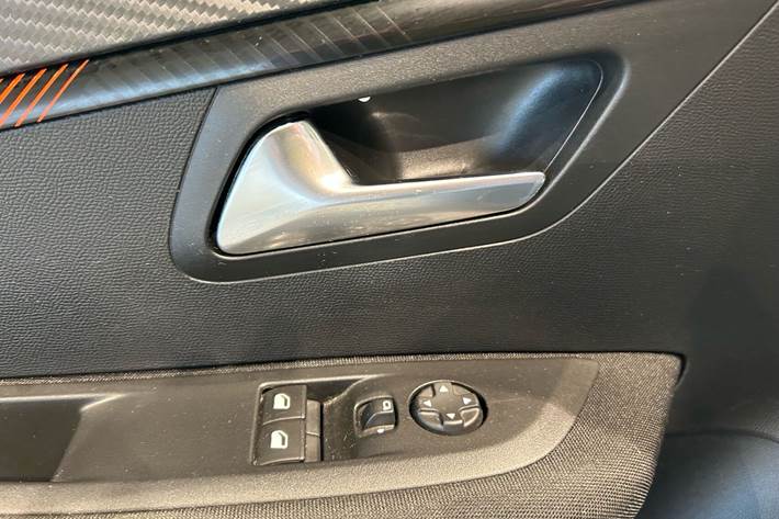Grå Peugeot 208 fra 2020