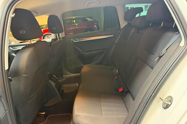 Hvid Skoda Octavia fra 2019