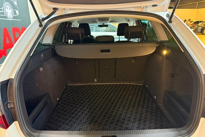 Hvid Skoda Octavia fra 2019