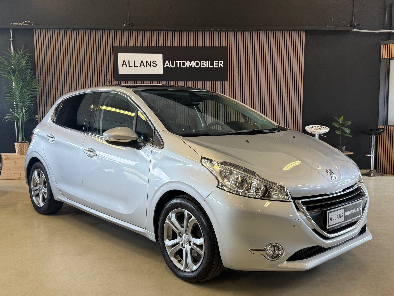 Grå Peugeot 208 fra 2014