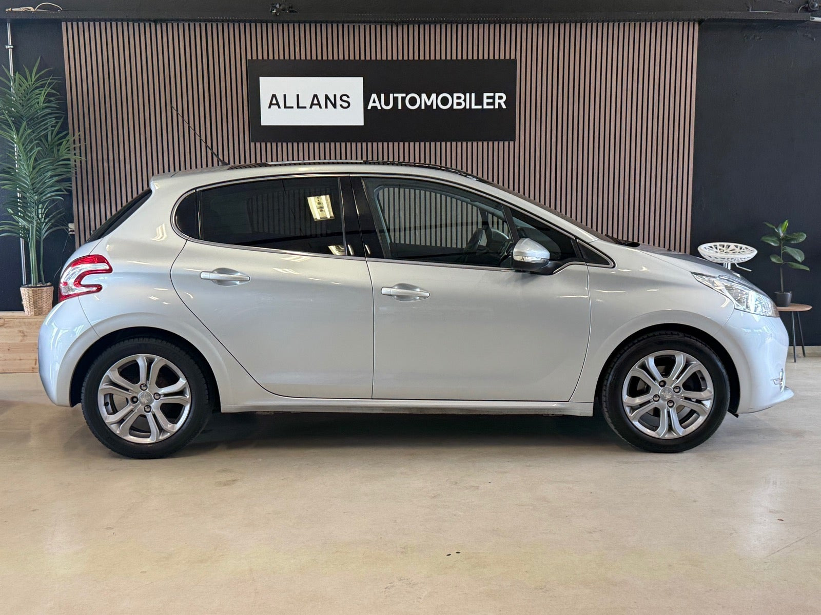 Grå Peugeot 208 fra 2014