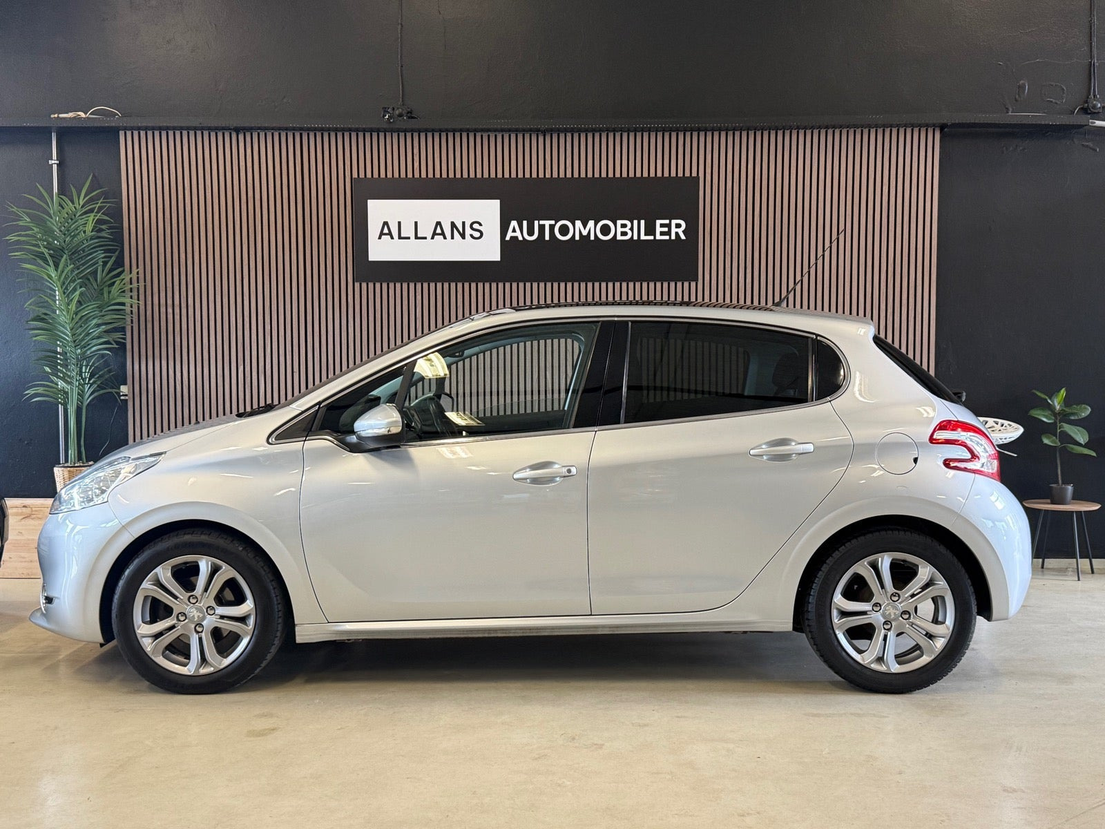 Grå Peugeot 208 fra 2014