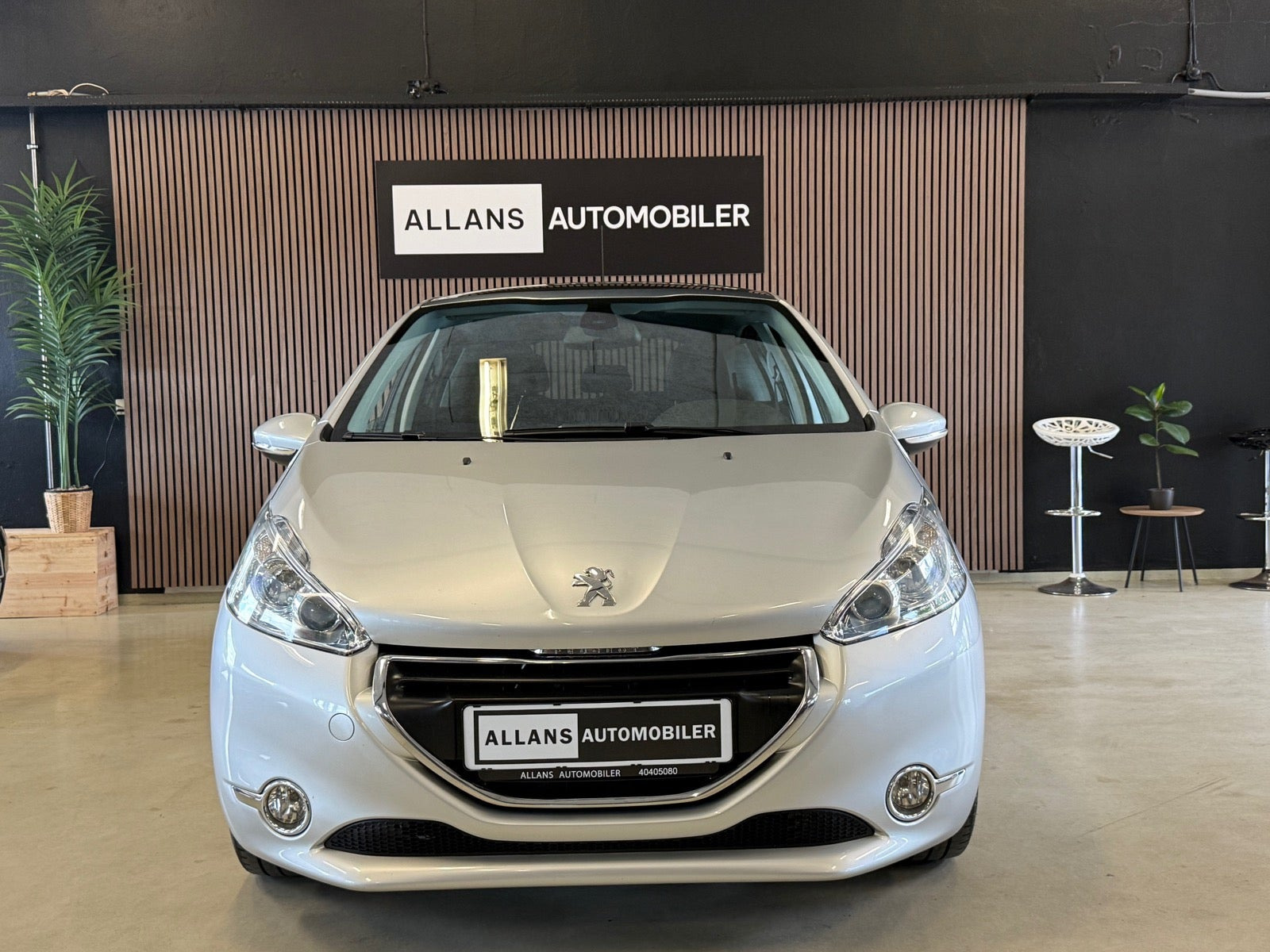 Grå Peugeot 208 fra 2014