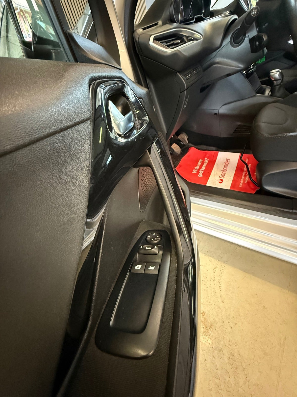 Grå Peugeot 208 fra 2014