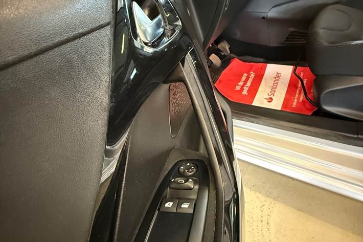 Grå Peugeot 208 fra 2014