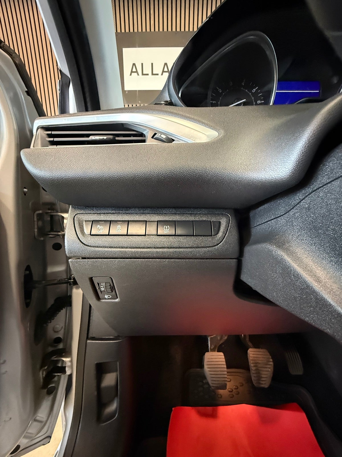 Grå Peugeot 208 fra 2014